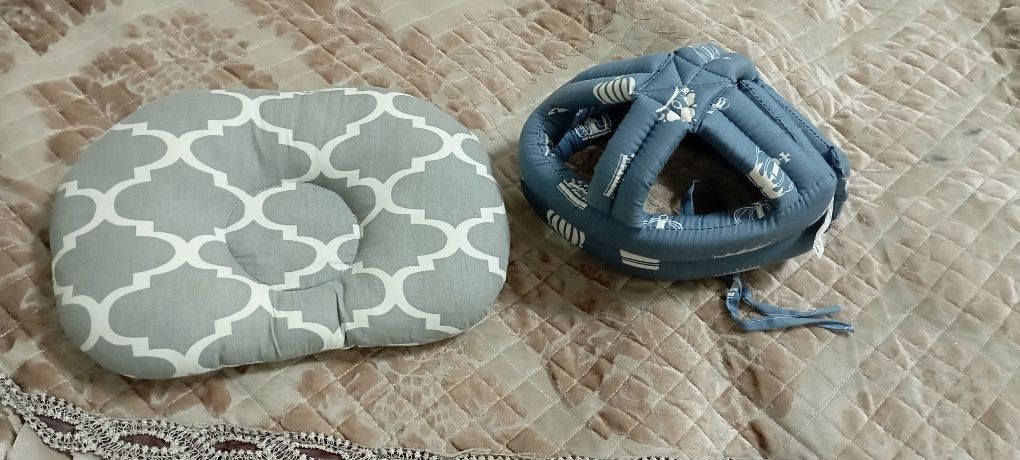 Защитный шлем и детская подушка для ребенка