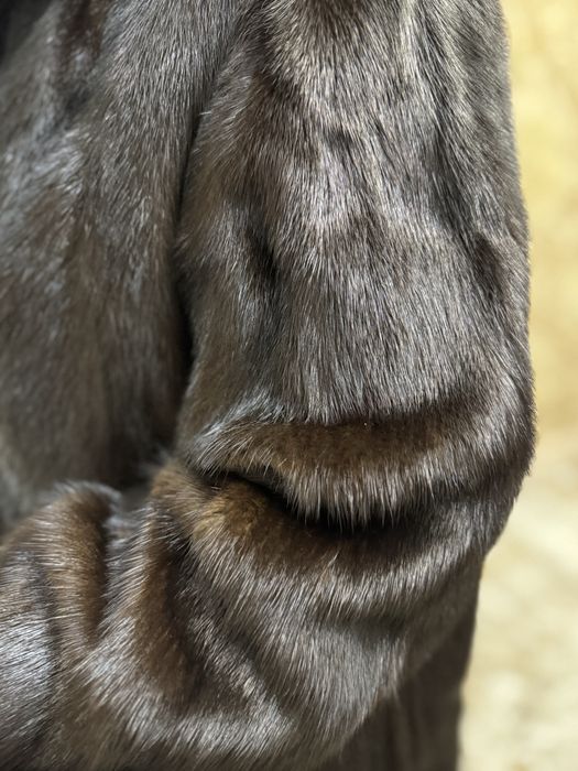 Продаю натуральную чёрную норковую шубу длинного кроя.