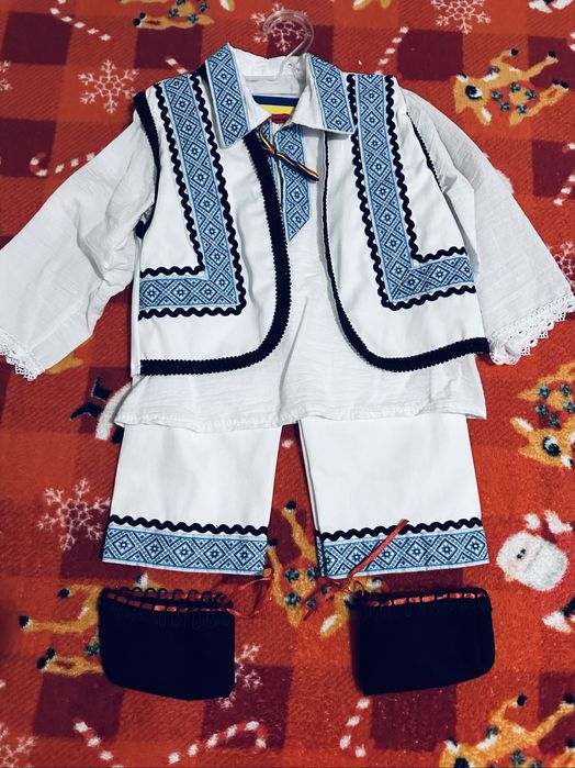 Vând costum popular traditional baietel 1-3ani