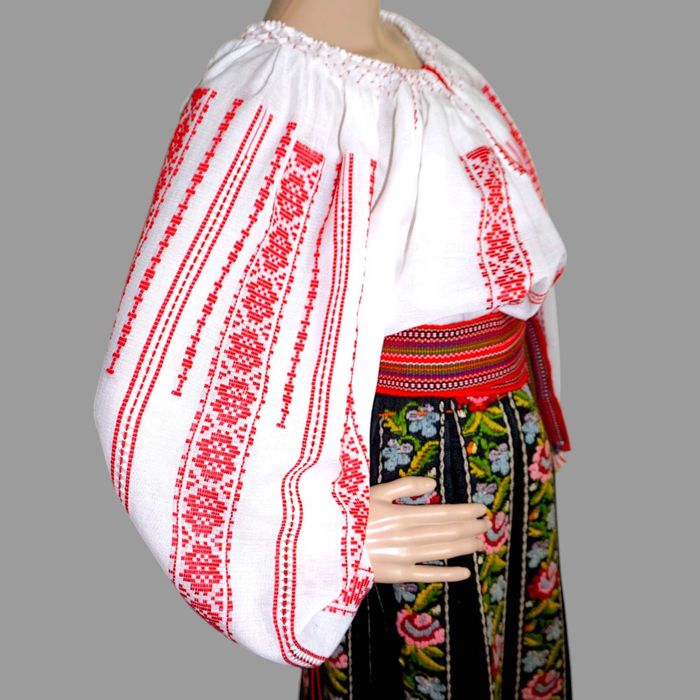 Costum popular cu ie tesuta si valnic de lana M-L