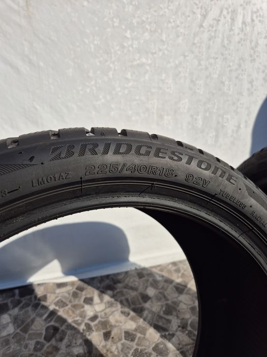 2бр 225 40 18 Bridgestone зимни RFT - 19г