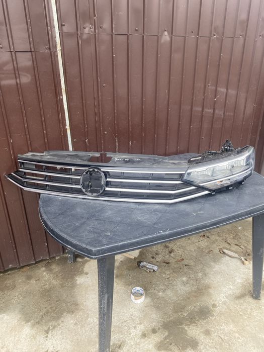 Far stanga /grila centrala Vw passat b8
