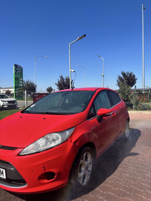 Ford Fiesta Rosu
