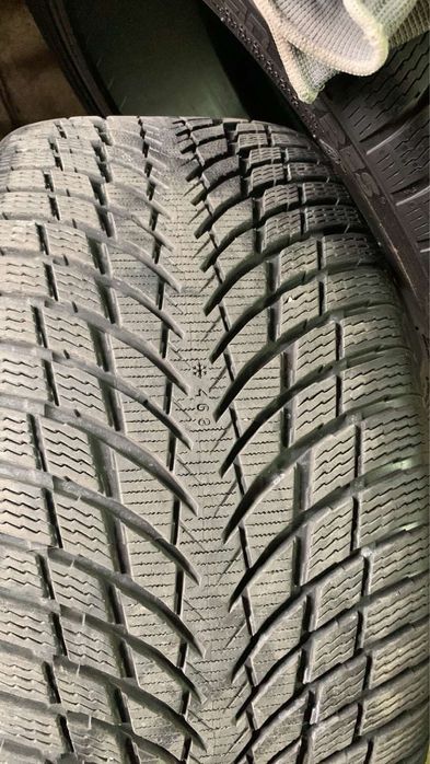 255/35/20 нокиан зимни