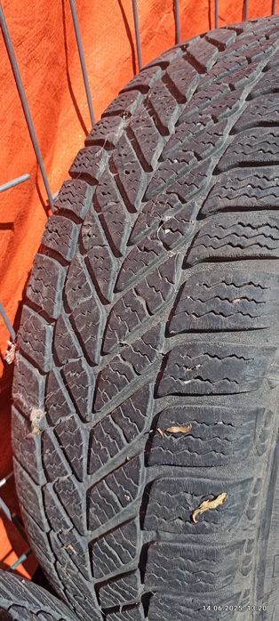 Vând anvelope 2 buc Logan cu jante și 4 buc pentru duster