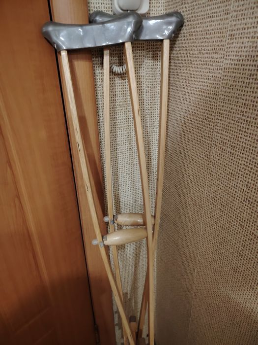 Деревянные костыли.