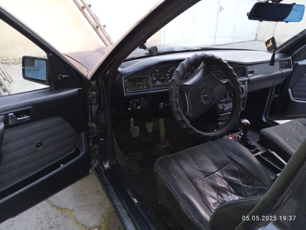 Автомобиль мерседес Е190
