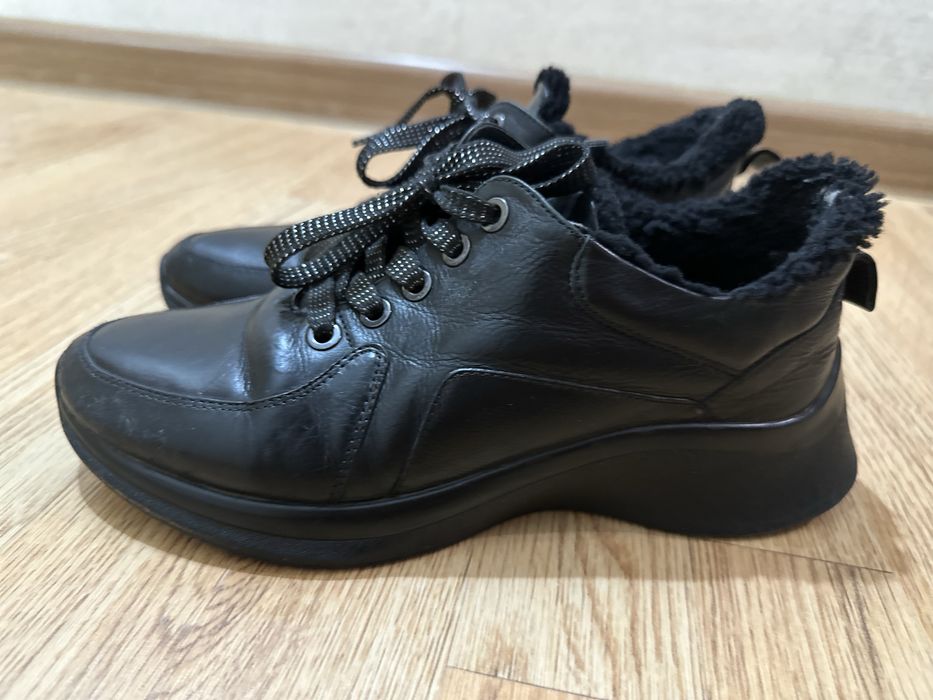 Продам зимние кроссовки