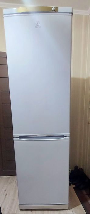 Продам холодильник Indesit на запчасти
