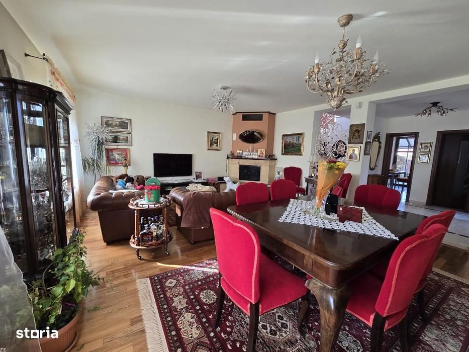 De vanzare Casa situata in zona Centru.