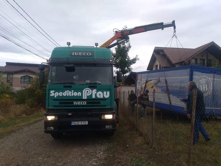 Transport marfă camion cu macara