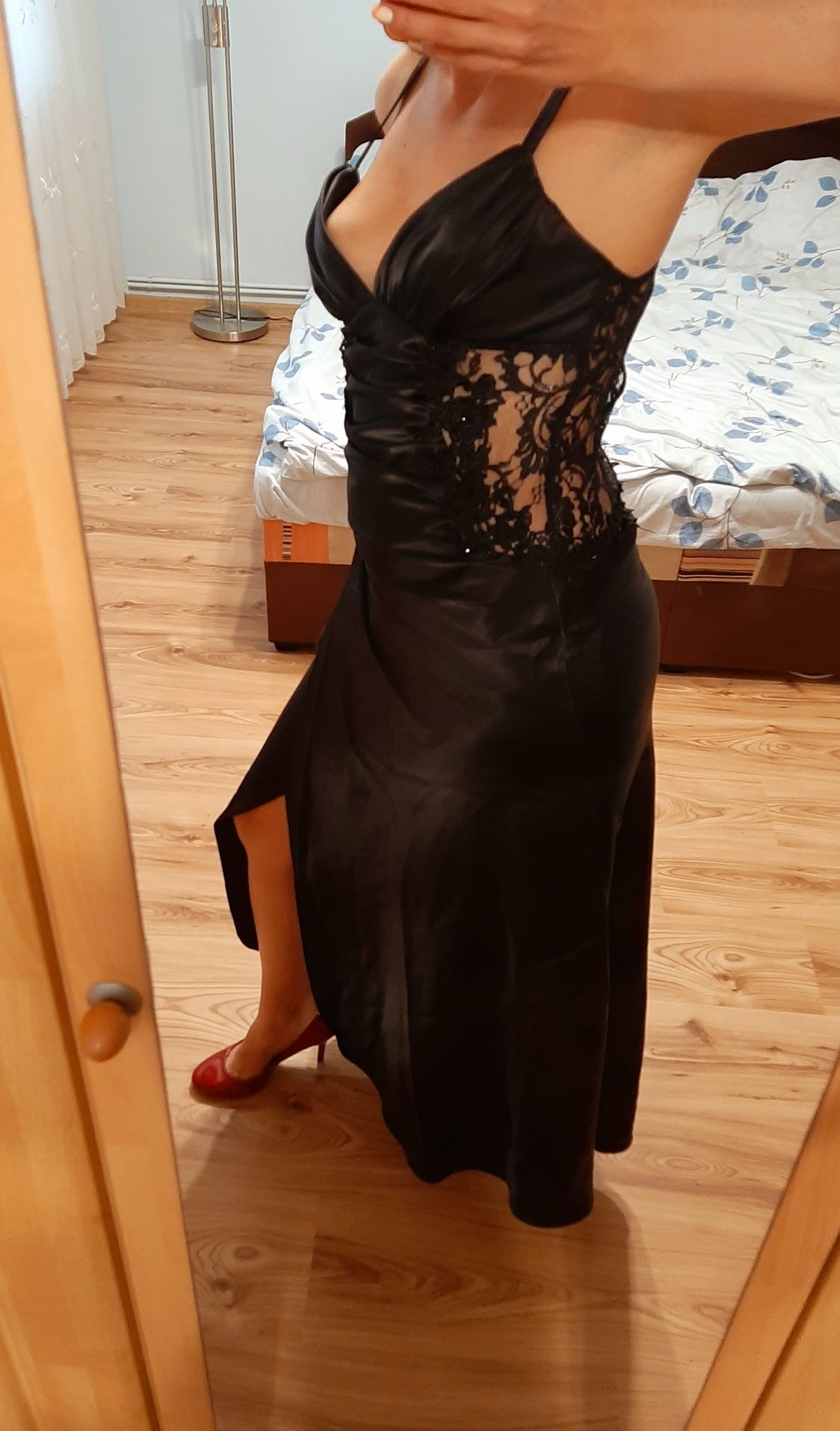 Vand rochie neagra lunga petrecuta