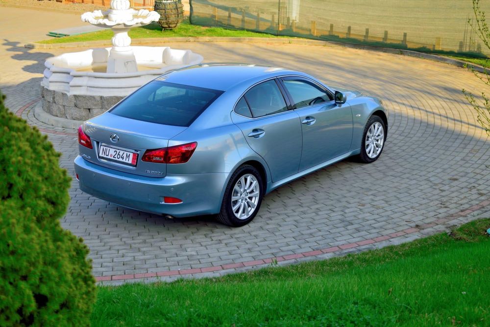 Lexus is 220d 177 cp