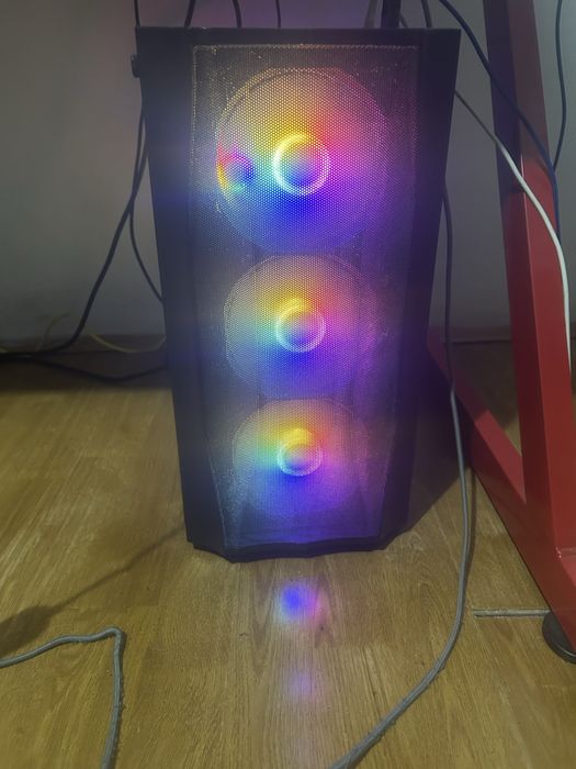 Vand pc gaming performant cititi toata descrierea