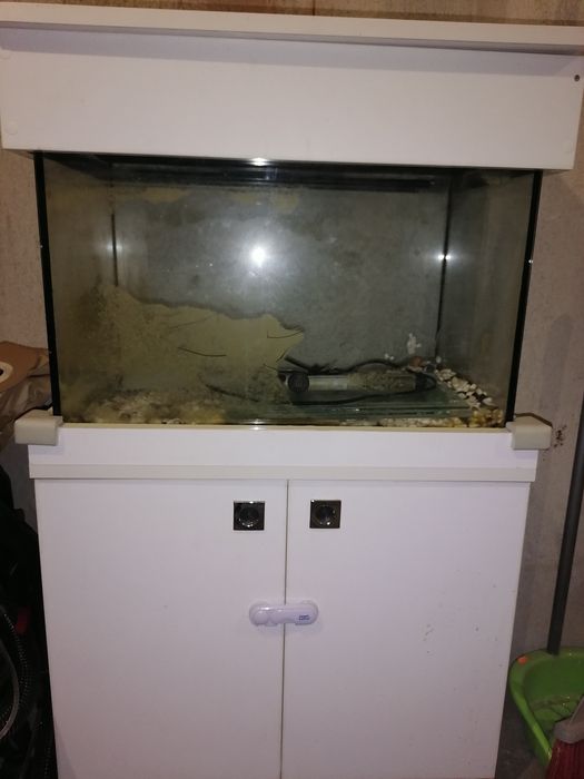 Продавам аквариум с шкаф
