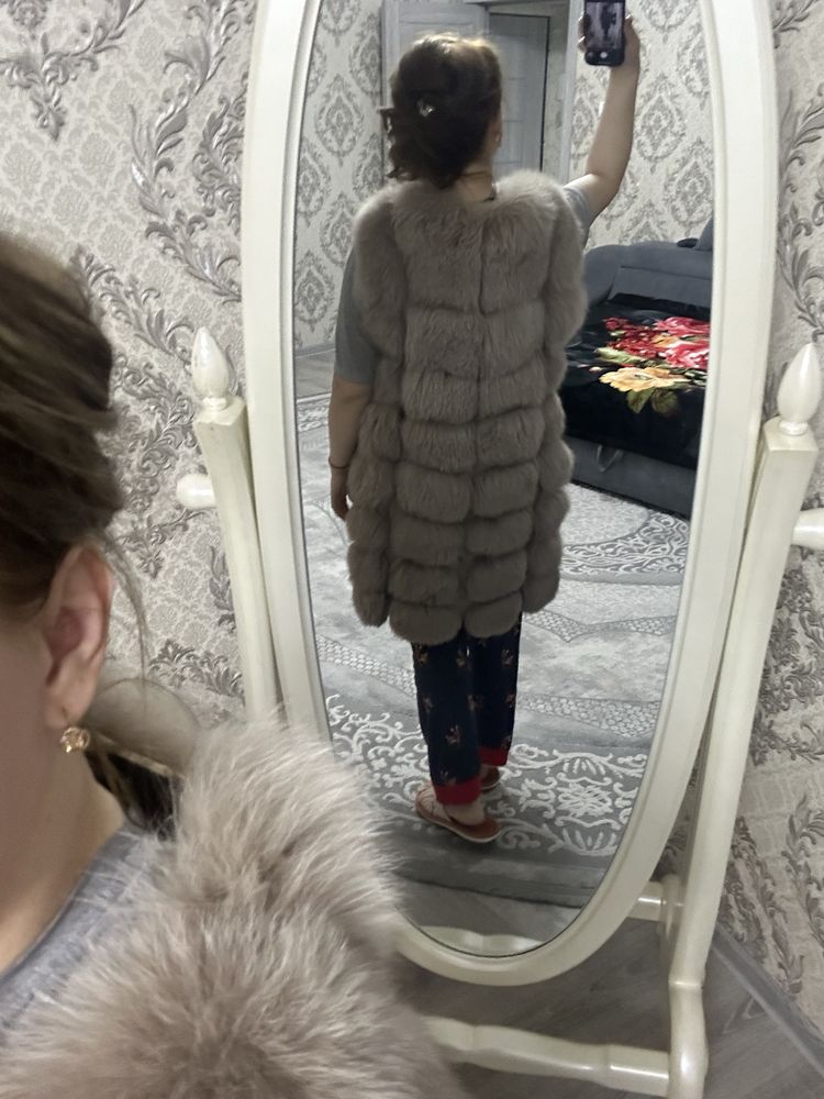 Продаю меховую женскую жилетку