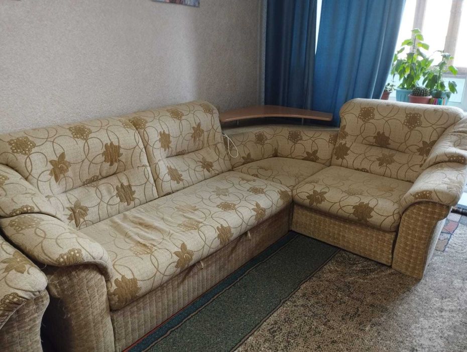 диван с креслом.