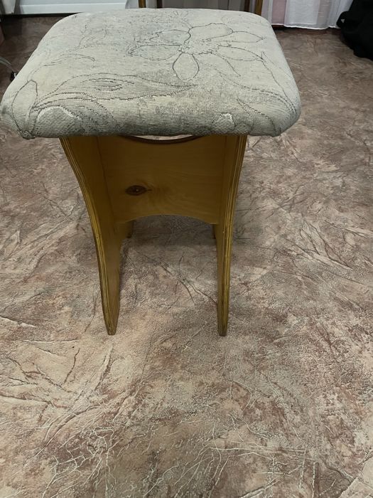 Стул и два табурета по тысячи тенге