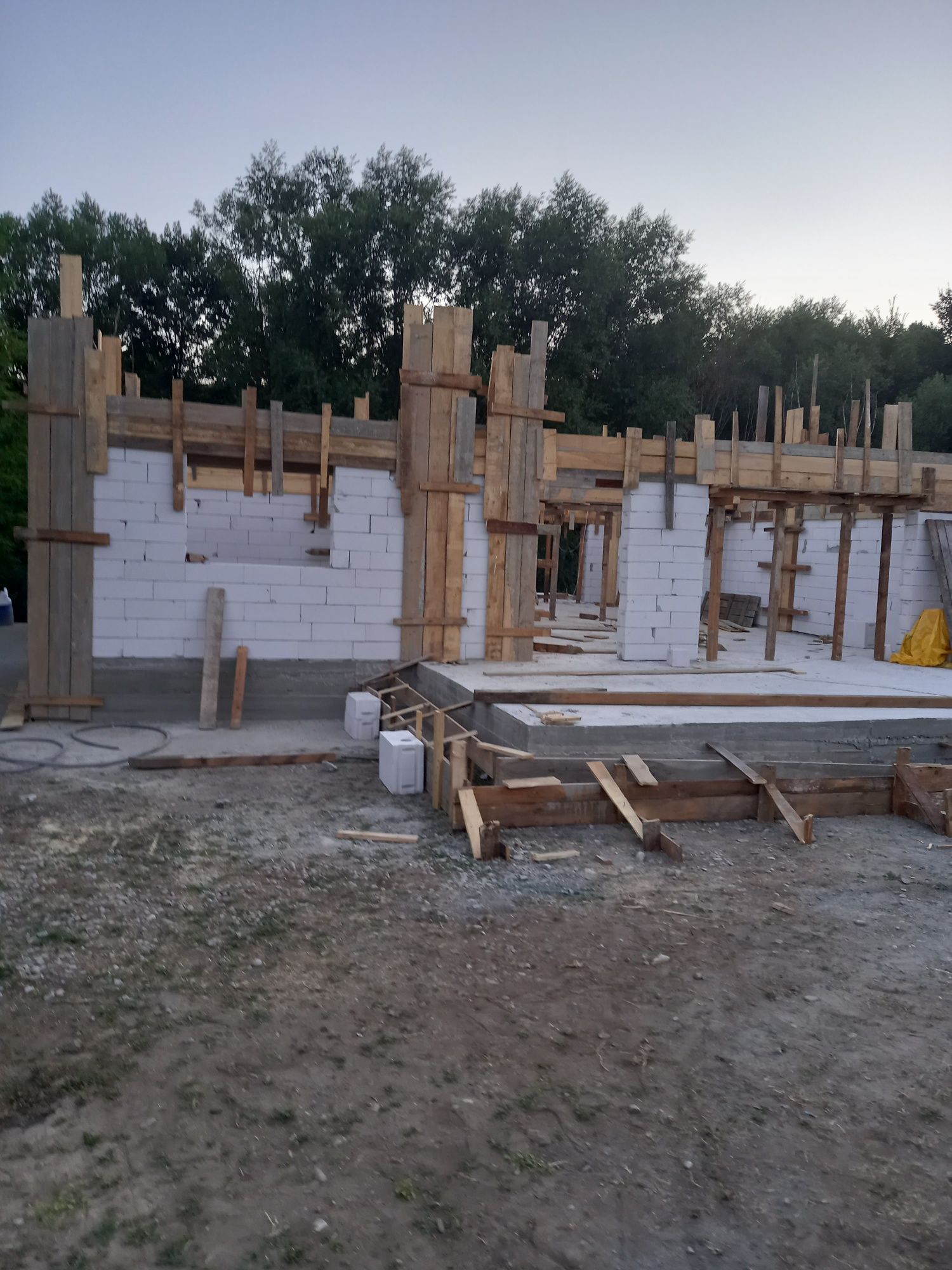 Executam lucrări de construcții