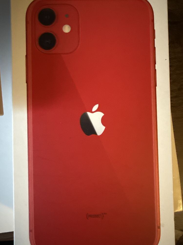 iPhone 11, червен на цвят, използван и запазен