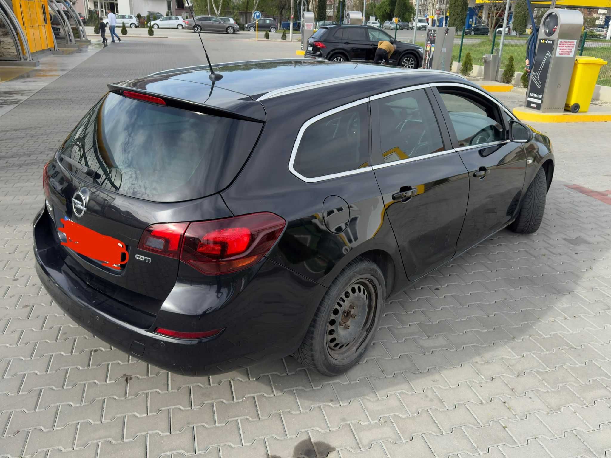 Opel Astra J Sport Tourer 2011