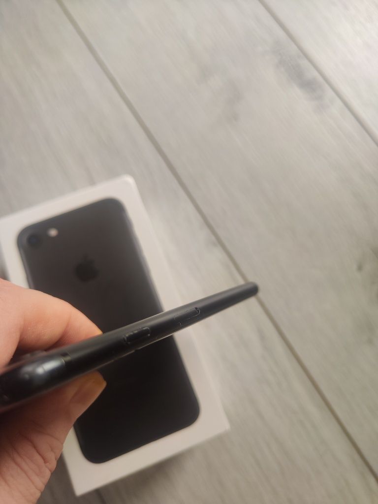 Телефон IPhone 7