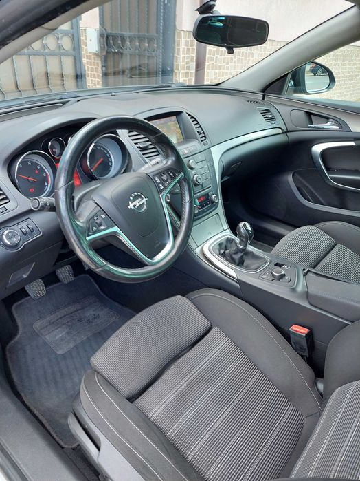 Vând Opel Insignia 2.0 CDTI Sports Tourer 2012
