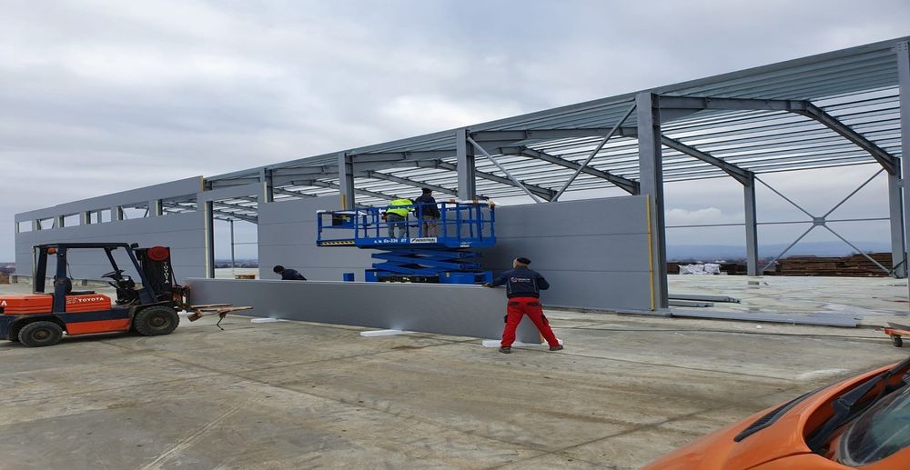 Vand hale metalice cu urmatoarele dimensiuni