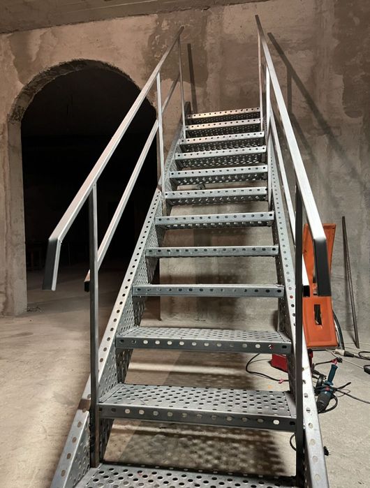 Scara zincata galvanizata la comandă oriunde în tara oferim și montaj