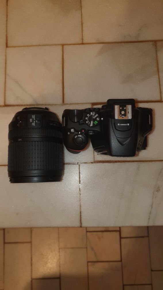 Nikon D5600 + Obiectiv 18 - 140 mm