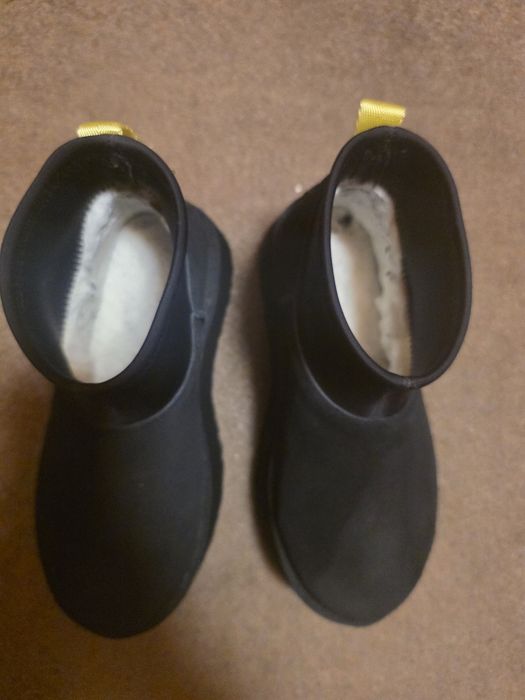 Vând Botine UGG  din piele