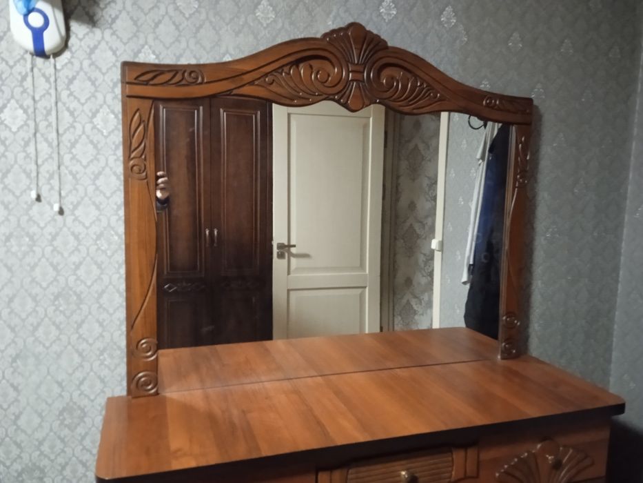 Трюмо почти новый продаю