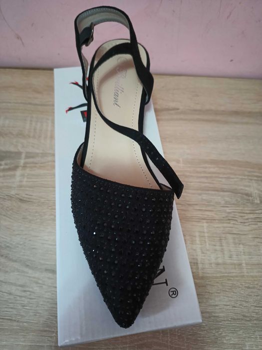 Pantofi cu calcai decupat , cu bretele