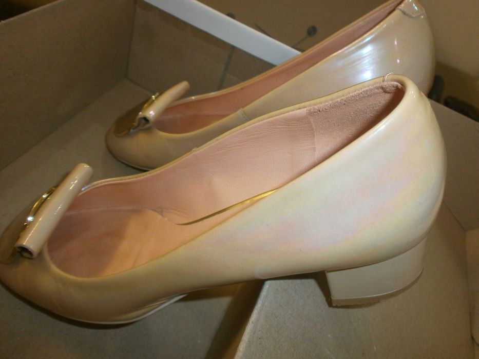 продавам дамски обувки и дамски чанти.