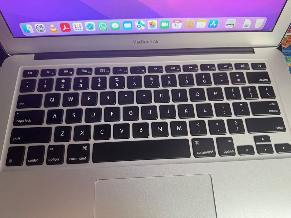 Apple MacBook Air early 2015 (Intel i5) - BATERIE SCHIMBATĂ!!