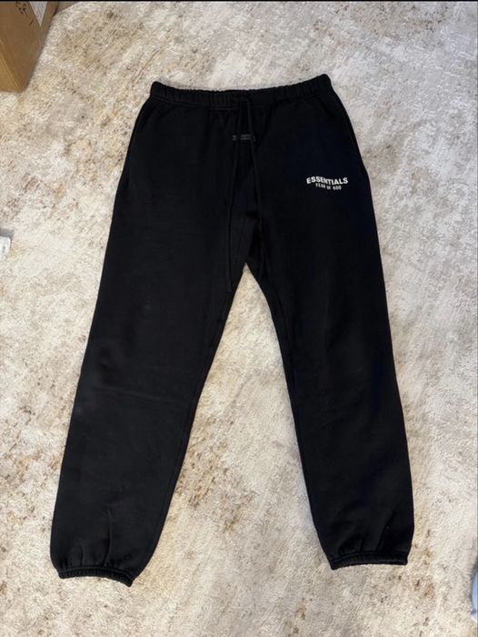 Pantalonii essentials