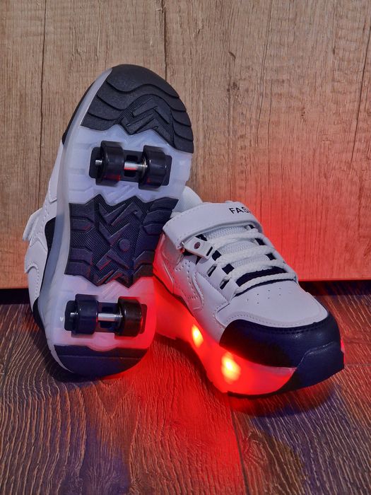 Adidasi cu role detașabile