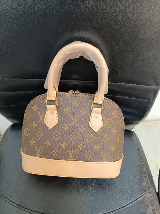 Дамска чанта на моден бранд.