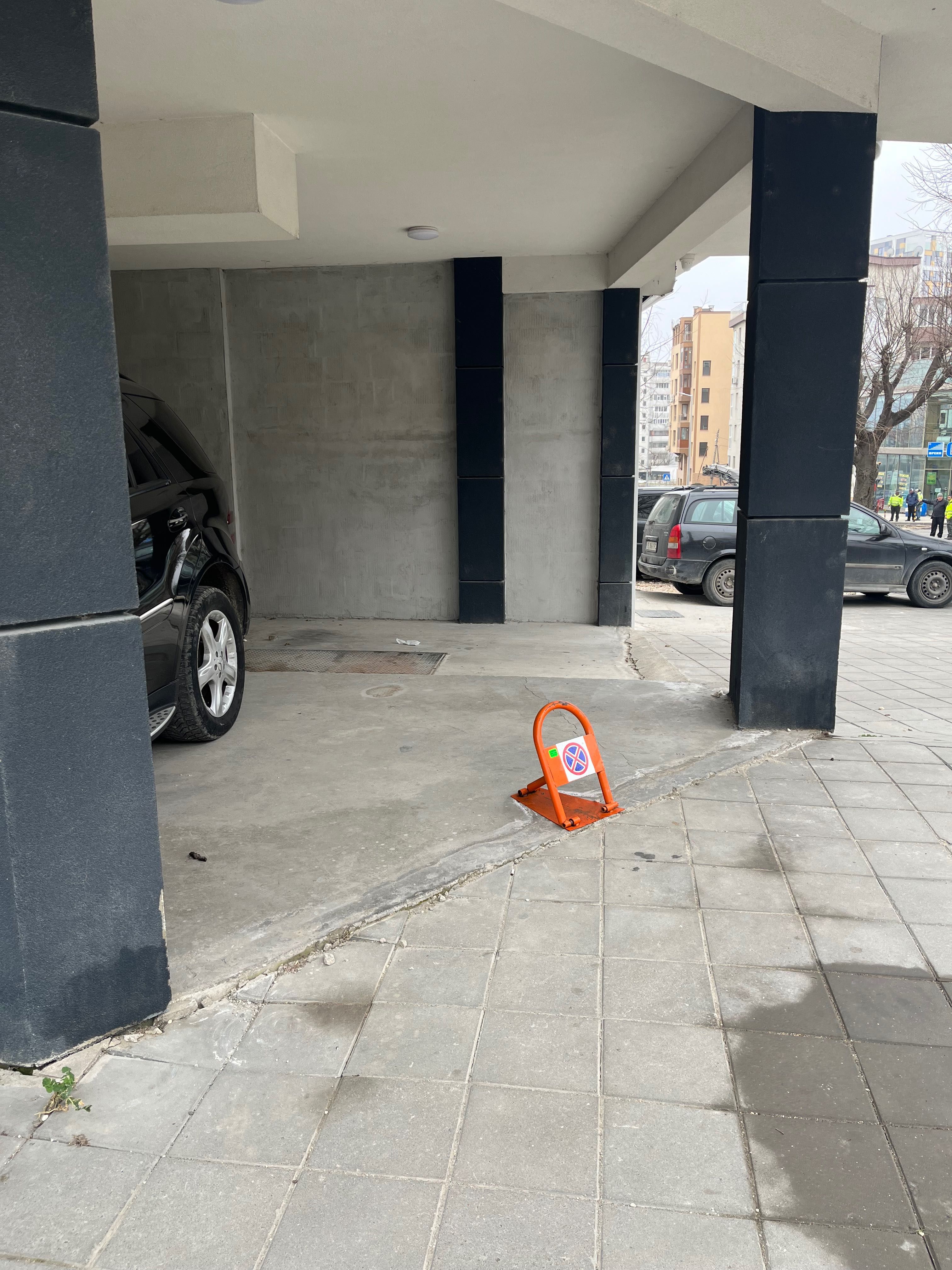 Продавам 2 паркоместа в гр.Варна Цветен квартал