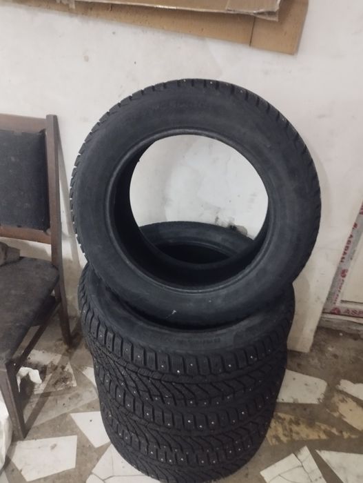 Продам зимнюю резину 215/55/16