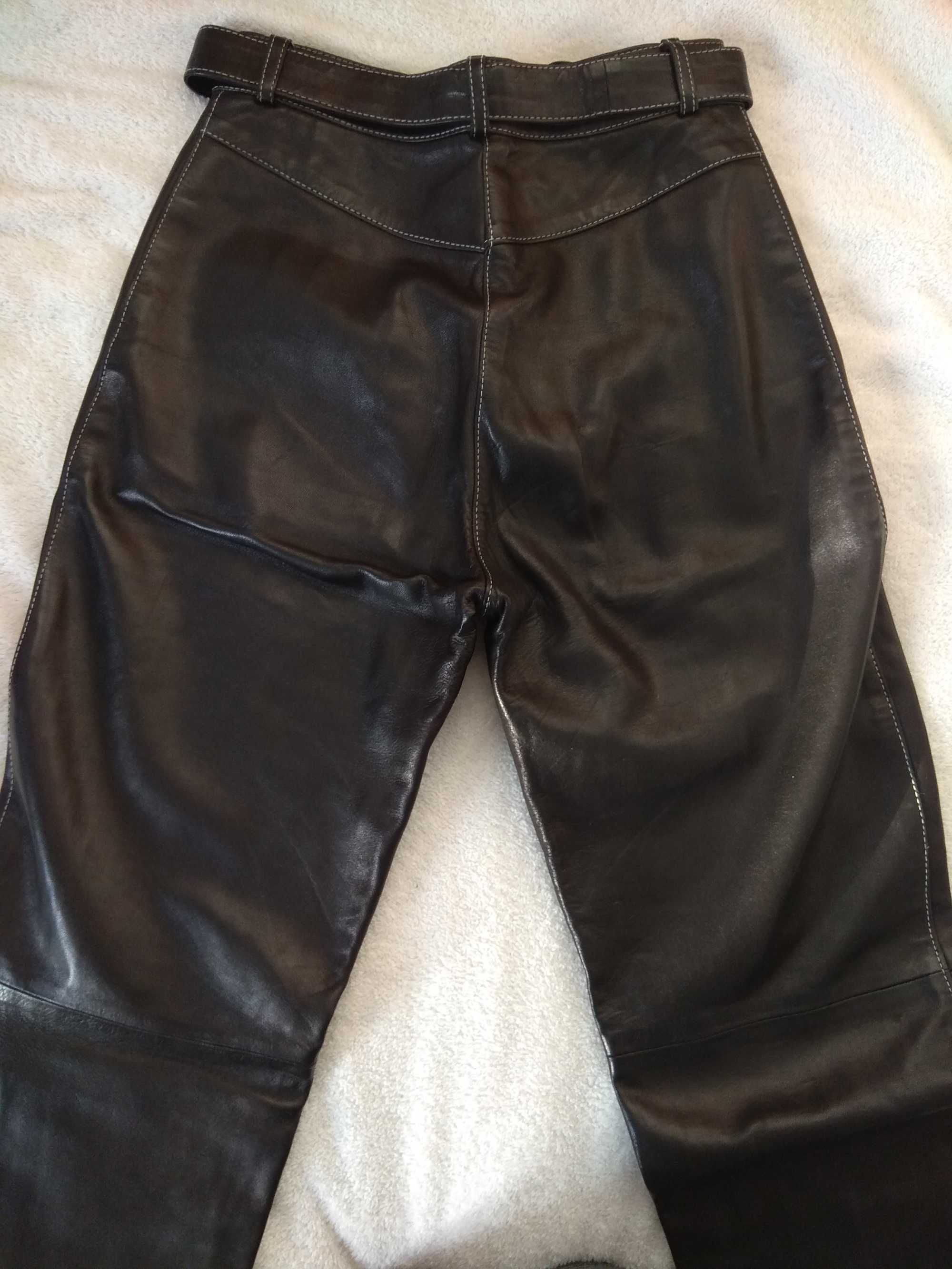 Черен кожен панталон с висока талия от естествена агнешка кожа.