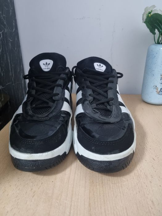 Vând o pereche de adidas