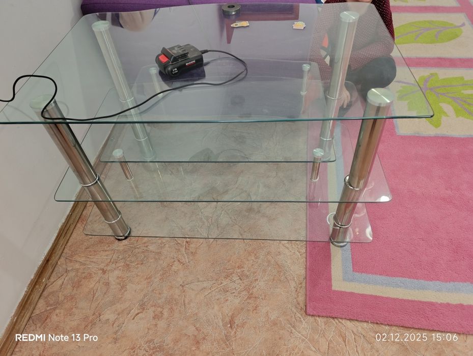 Стеклянный журнальный стол