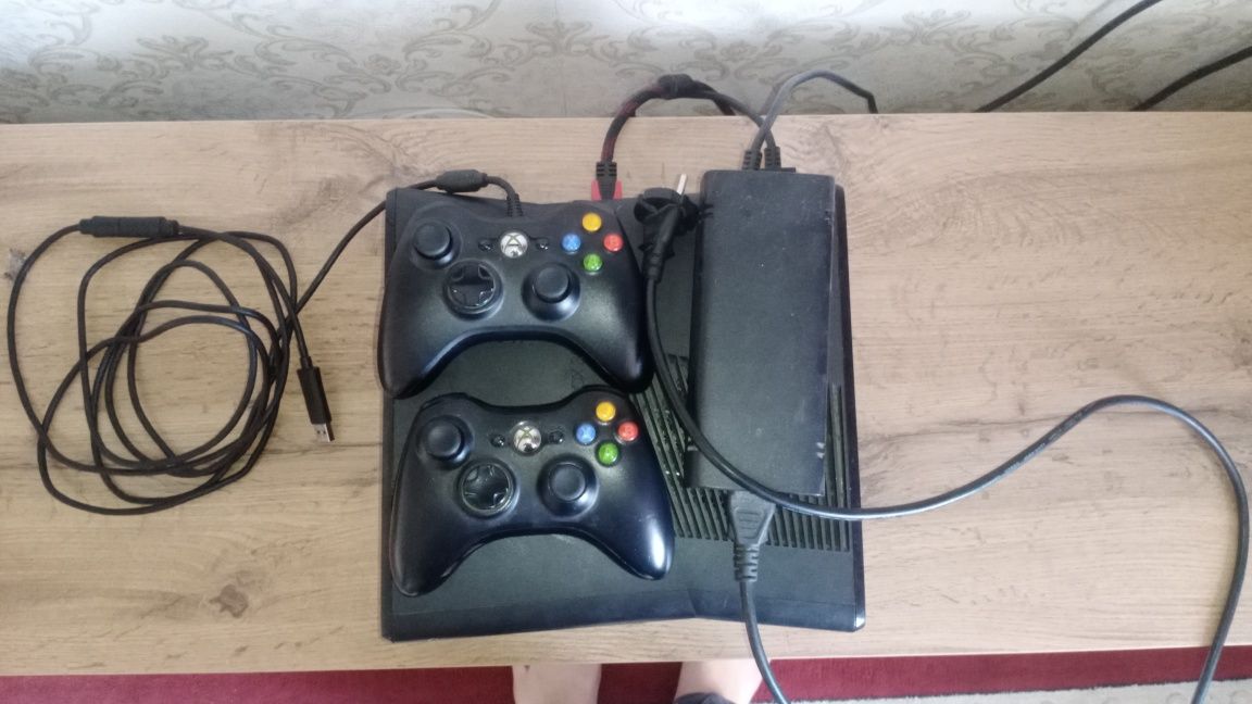 Xbox 360 прошитая с играми.ОЧЕНЬ СРОЧНО!