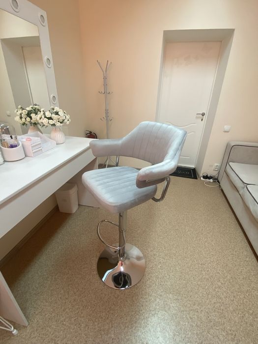 высокий стул визажиста