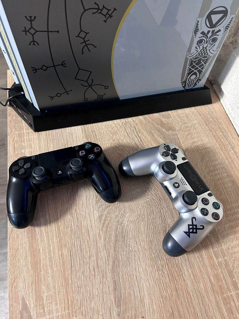 Vand PS4 PRO GOD OF WOR  edition