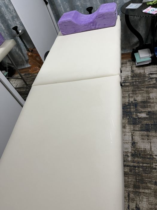 Продам кушетку вместе с подушкой и всем прилогающим  на фото