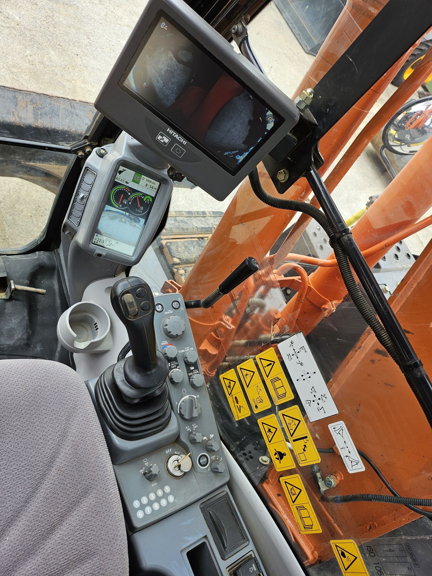 Hitachi 135 US Excavator