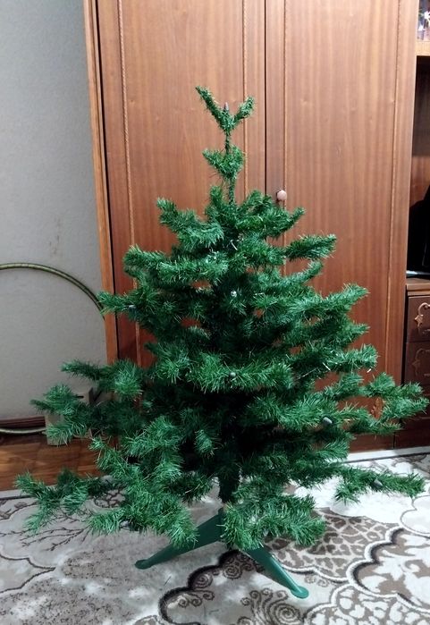 Продаётся ёлка, с игрушками б/у