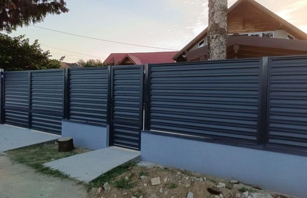 Construim la comanda dvs. garduri si porti din:
- panouri stil jaluzea